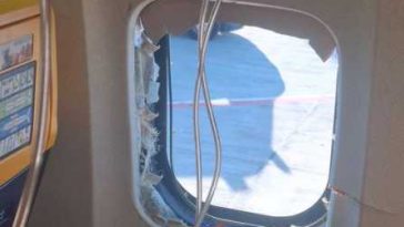 Soția unui pasager care a fost la un pas de a fi aspirat afară dintr-un avion povestește momentele de groază