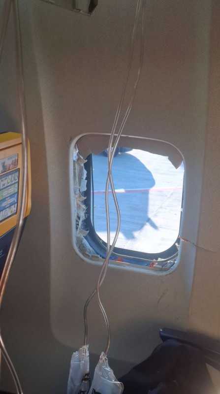 Soția unui pasager care a fost la un pas de a fi aspirat afară dintr-un avion povestește momentele de groază