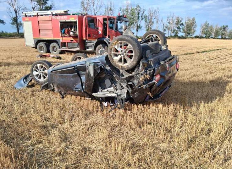 Giurgiu: Doi tineri răniți după ce s-au lovit cu mașina de un tir și s-au răsturnat pe câmp