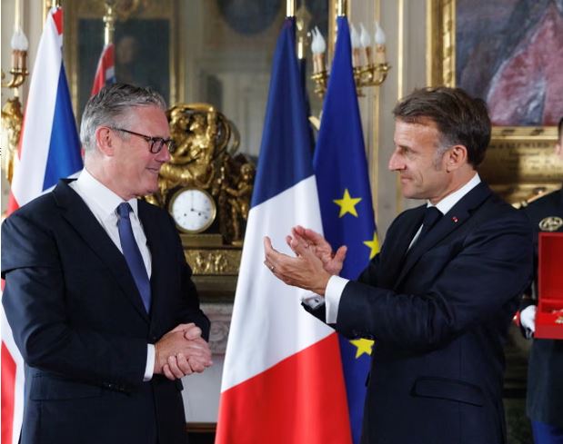 Franța: Emmanuel Macron i-a decernat Legiunea de Onoare lui Keir Starmer