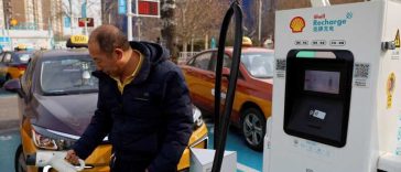 Chinezii se reorientează spre taxiurile electrice pentru a atenua șocul provocat de explozia prețului petrolului