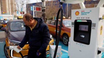 Chinezii se reorientează spre taxiurile electrice pentru a atenua șocul provocat de explozia prețului petrolului