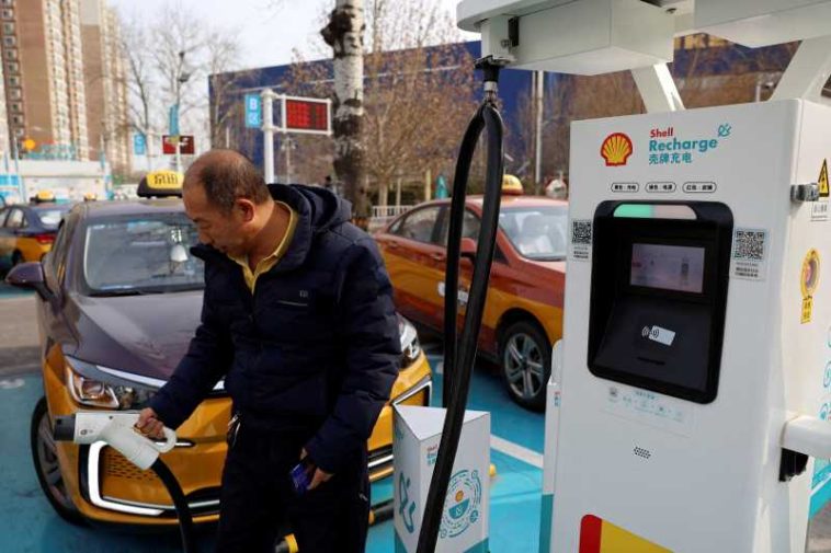 Chinezii se reorientează spre taxiurile electrice pentru a atenua șocul provocat de explozia prețului petrolului