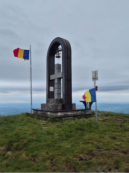 Maramureș: Eroii căzuți în cele două războaie mondiale, comemorați printr-un pelerinaj în Munții Țibleș