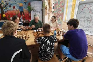 REPORTAJ Vrancea: Claudio Fusi, profesorul italian care îi învață pe tineri că șahul e o lecție despre viață