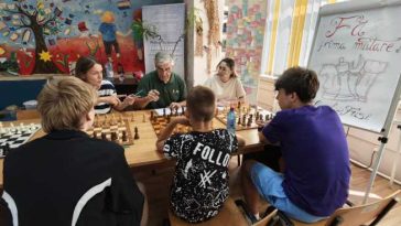REPORTAJ Vrancea: Claudio Fusi, profesorul italian care îi învață pe tineri că șahul e o lecție despre viață