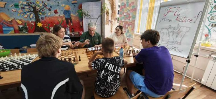REPORTAJ Vrancea: Claudio Fusi, profesorul italian care îi învață pe tineri că șahul e o lecție despre viață