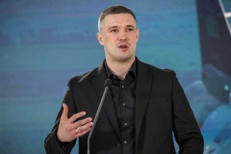 #Ucraina: Ministrul apărării își anunță demisia
