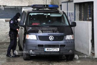VIDEO Percheziții DIICOT la membrii clanului Buricea din Brăila, acuzați de tentativă de omor, camătă, trafic de persoane
