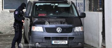 VIDEO Percheziții DIICOT la membrii clanului Buricea din Brăila, acuzați de tentativă de omor, camătă, trafic de persoane