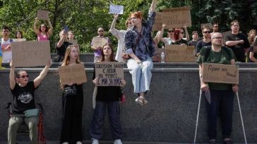 Manifestații în #Ucraina împotriva plecării ministrului apărării