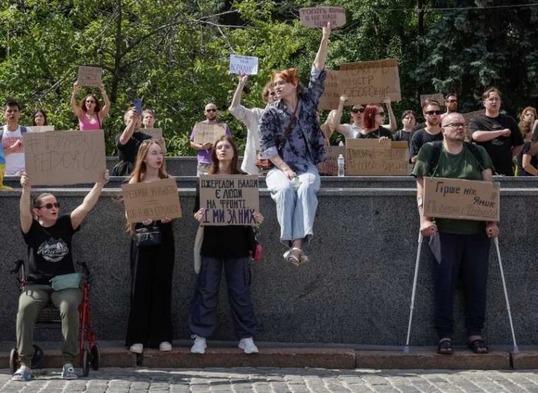 Manifestații în #Ucraina împotriva plecării ministrului apărării