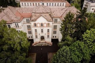 Covasna: Elevii Colegiului ‘Mihai Viteazul’ vor continua cursurile în containere; lucrările la internat, blocate