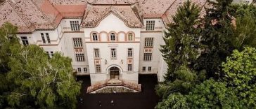 Covasna: Elevii Colegiului ‘Mihai Viteazul’ vor continua cursurile în containere; lucrările la internat, blocate