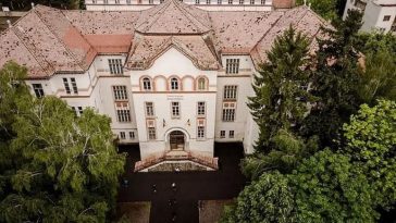 Covasna: Elevii Colegiului ‘Mihai Viteazul’ vor continua cursurile în containere; lucrările la internat, blocate