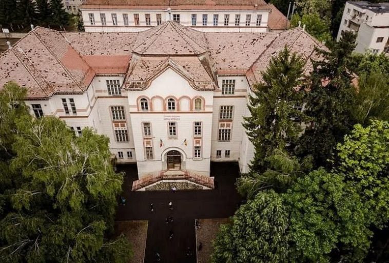 Covasna: Elevii Colegiului ‘Mihai Viteazul’ vor continua cursurile în containere; lucrările la internat, blocate