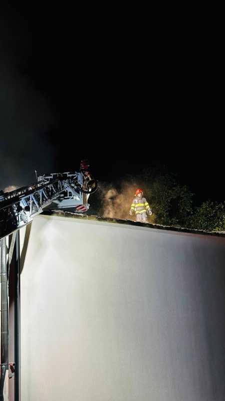 Cluj: Intervenție de peste opt ore pentru stingerea unui incendiu la școala din Iara (FOTO/VIDEO)