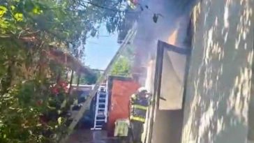 Argeș: Femeie găsită inconștientă de pompieri într-o casă cuprinsă de flăcări; a fost resuscitată și transportată la spital