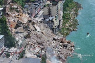 China/ Alunecare de teren soldată cu cel puțin 8 morți și 34 de dispăruți