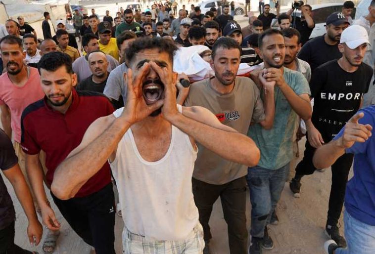 Gaza: Opt persoane, ucise într-un atac israelian în tabăra de refugiați Nuseirat în timpul unei procesiuni funerare