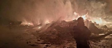 Giurgiu: Zeci de pompieri intervin la un incendiu izbucnit la un depozit de deșeuri din plastic