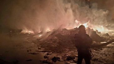 Giurgiu: Zeci de pompieri intervin la un incendiu izbucnit la un depozit de deșeuri din plastic