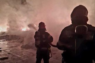Giurgiu: Incendiul de la depozitul de deșeuri din plastic a fost lichidat; pompierii suspectează o incendiere intenționată