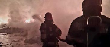 Giurgiu: Incendiul de la depozitul de deșeuri din plastic a fost lichidat; pompierii suspectează o incendiere intenționată