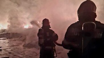 Giurgiu: Incendiul de la depozitul de deșeuri din plastic a fost lichidat; pompierii suspectează o incendiere intenționată