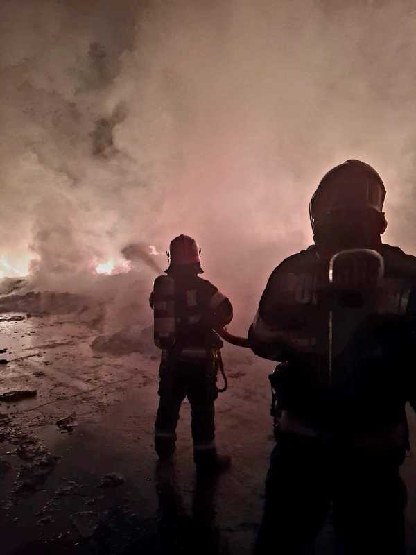 Giurgiu: Incendiul de la depozitul de deșeuri din plastic a fost lichidat; pompierii suspectează o incendiere intenționată