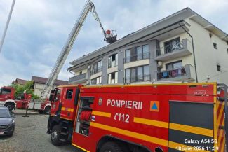 Bistrița-Năsăud: Incendiu la acoperișul unui bloc; locatarii s-au autoevacuat