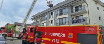Bistrița-Năsăud: Incendiu la acoperișul unui bloc; locatarii s-au autoevacuat