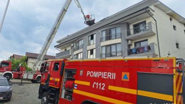 Bistrița-Năsăud: Incendiu la acoperișul unui bloc; locatarii s-au autoevacuat