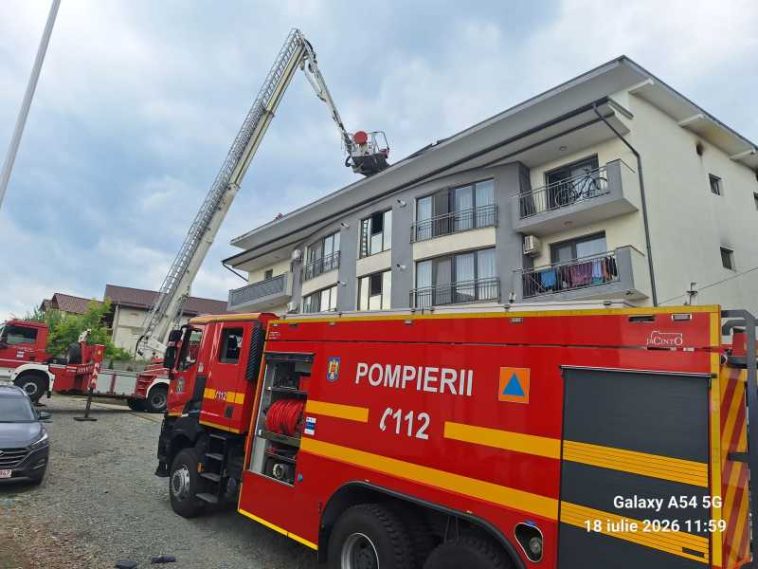 Bistrița-Năsăud: Incendiu la acoperișul unui bloc; locatarii s-au autoevacuat