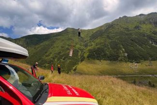 VIDEO Sibiu: A început evacuarea celor 18 turiști blocați în telecabina de la Bâlea