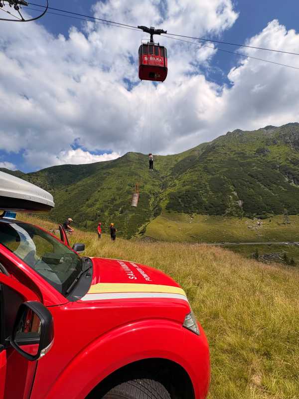 VIDEO Sibiu: A început evacuarea celor 18 turiști blocați în telecabina de la Bâlea