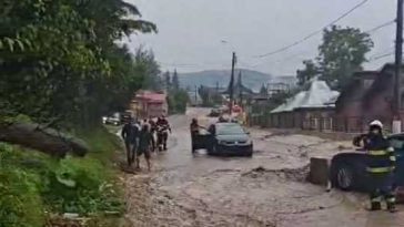 VIDEO Prahova: Intervenții pentru salvarea persoanelor blocate în autoturisme la Bușteni; o femeie – surprinsă de apă