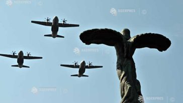 Guvern: Aeronave militare și civile au survolat Monumentul Eroilor Aerului, cu ocazia Zilei Aviației Române