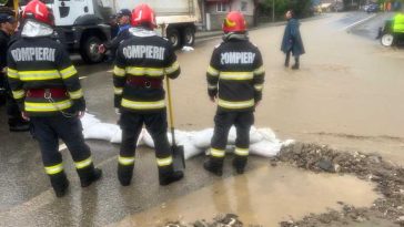 Prahova: Peste 20 de gospodării au fost inundate la Bușteni; forțele de intervenție au fost suplimentate