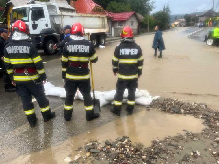 Prahova: Peste 20 de gospodării au fost inundate la Bușteni; forțele de intervenție au fost suplimentate