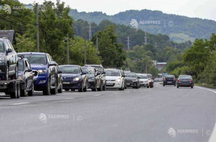 Prahova: Trafic reluat pe un sens al DN 1, la Bușteni; cealaltă bandă este încă blocată de aluviuni