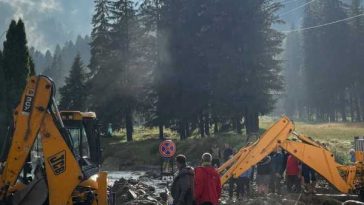 Prahova: Intervenție a autorităților pentru decolmatarea pârâului Jepi din Bușteni
