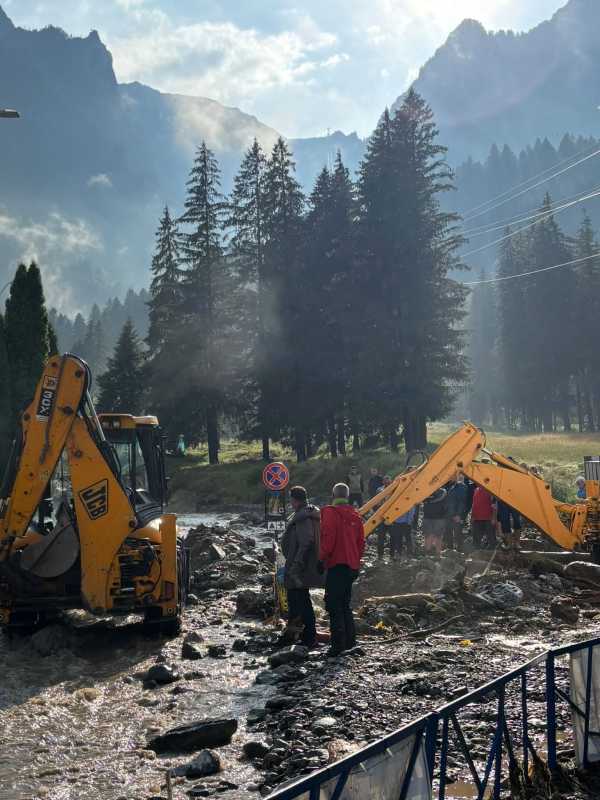 Prahova: Intervenție a autorităților pentru decolmatarea pârâului Jepi din Bușteni