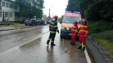 IGSU: 31 de localități și municipiul București, afectate de vremea rea; aproape 100 de mașini au fost avariate