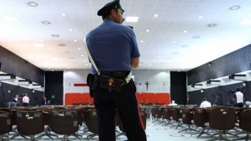 Italia: Anchetă după ce un bărbat a murit în timp ce era imobilizat de polițiști