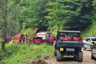 Prahova: Un autoturism s-a răsturnat la Cheia, în zona unei cabane; patru persoane sunt rănite