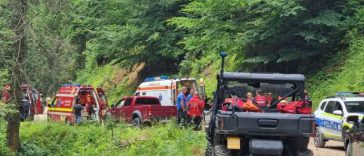 Prahova: Un autoturism s-a răsturnat la Cheia, în zona unei cabane; patru persoane sunt rănite