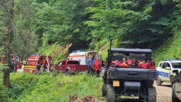 Prahova: Un autoturism s-a răsturnat la Cheia, în zona unei cabane; patru persoane sunt rănite
