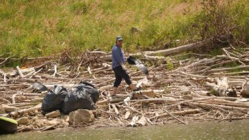 Buzău: Peste 2 tone de deșeuri colectate într-o singură zi în zona Lacului de acumulare Siriu