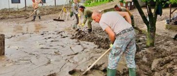 Prahova: Zeci de militari intervin în sprijinul cetățenilor din Bușteni afectați de viitura de duminică